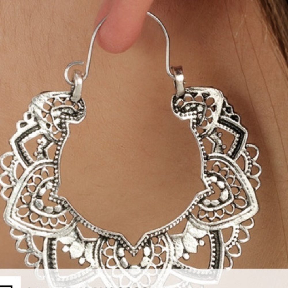 BOGO 50% Off NWT Women’s Vintage Silver Boho Flower Carved Hoop Dangle Earrings